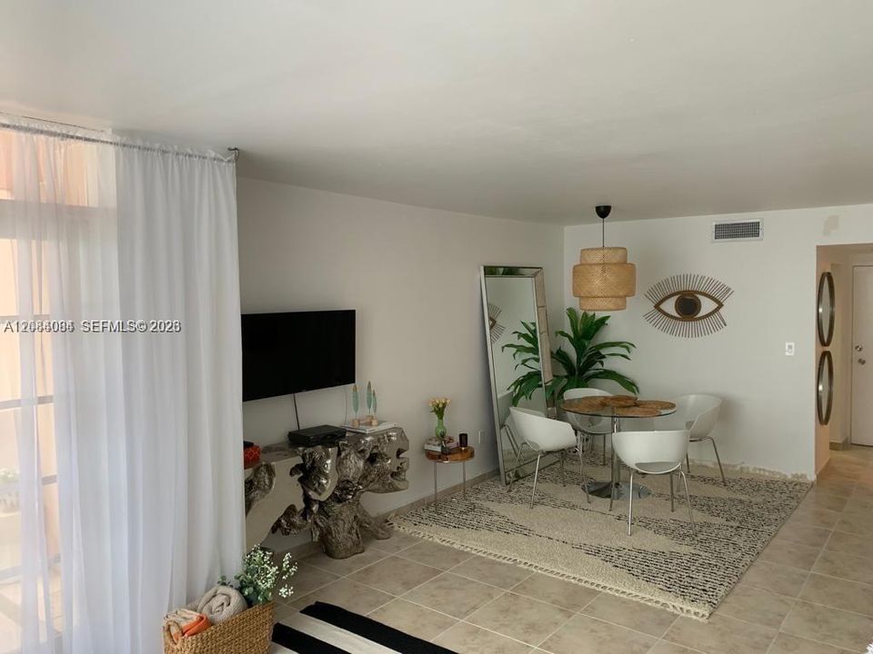 For Rent: $2,200 (0 beds, 1 baths, 600 Square Feet)