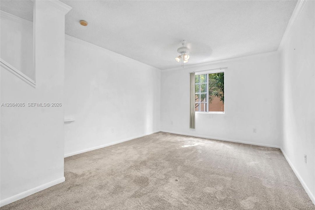 For Sale: $289,000 (1 beds, 1 baths, 859 Square Feet)