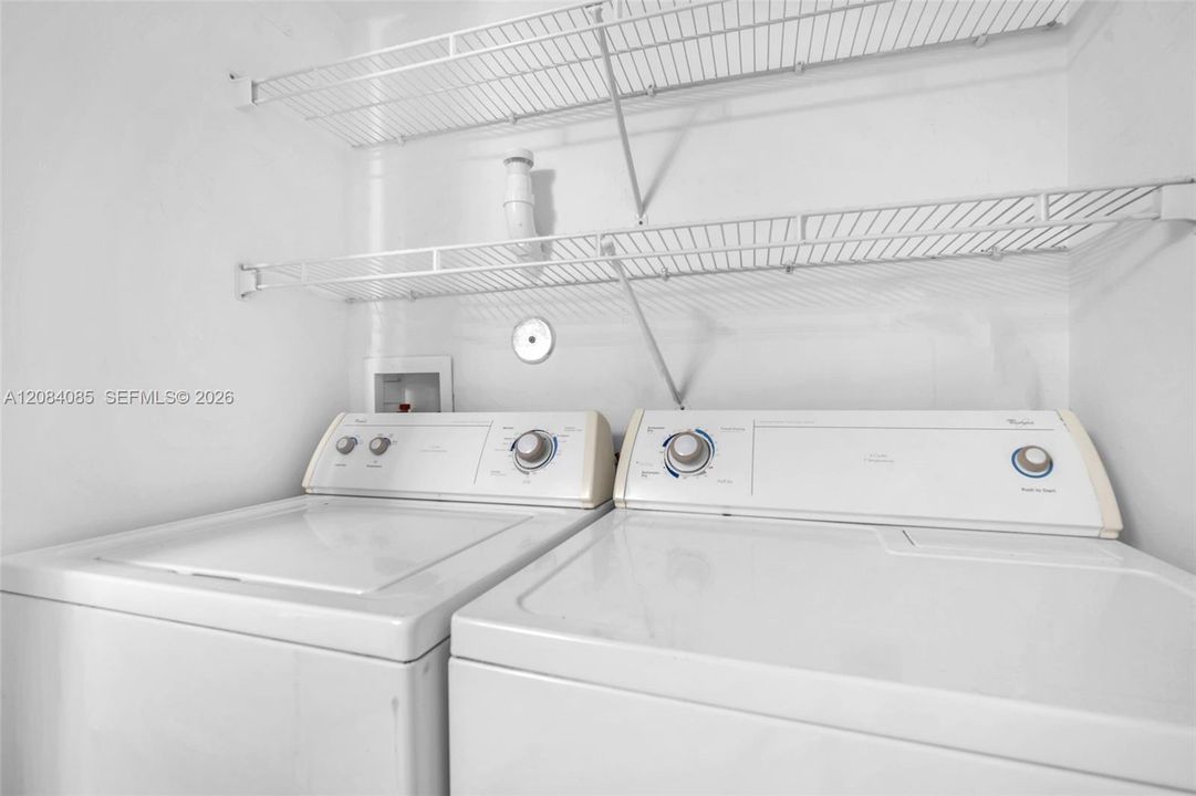 For Sale: $289,000 (1 beds, 1 baths, 859 Square Feet)