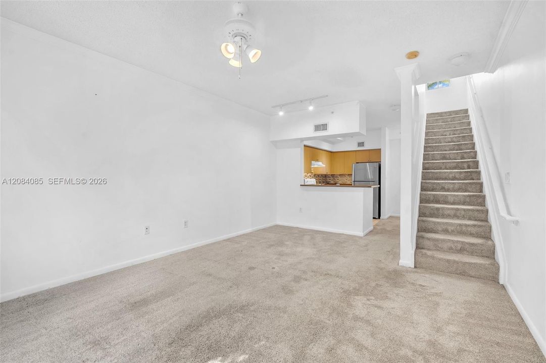 For Sale: $289,000 (1 beds, 1 baths, 859 Square Feet)