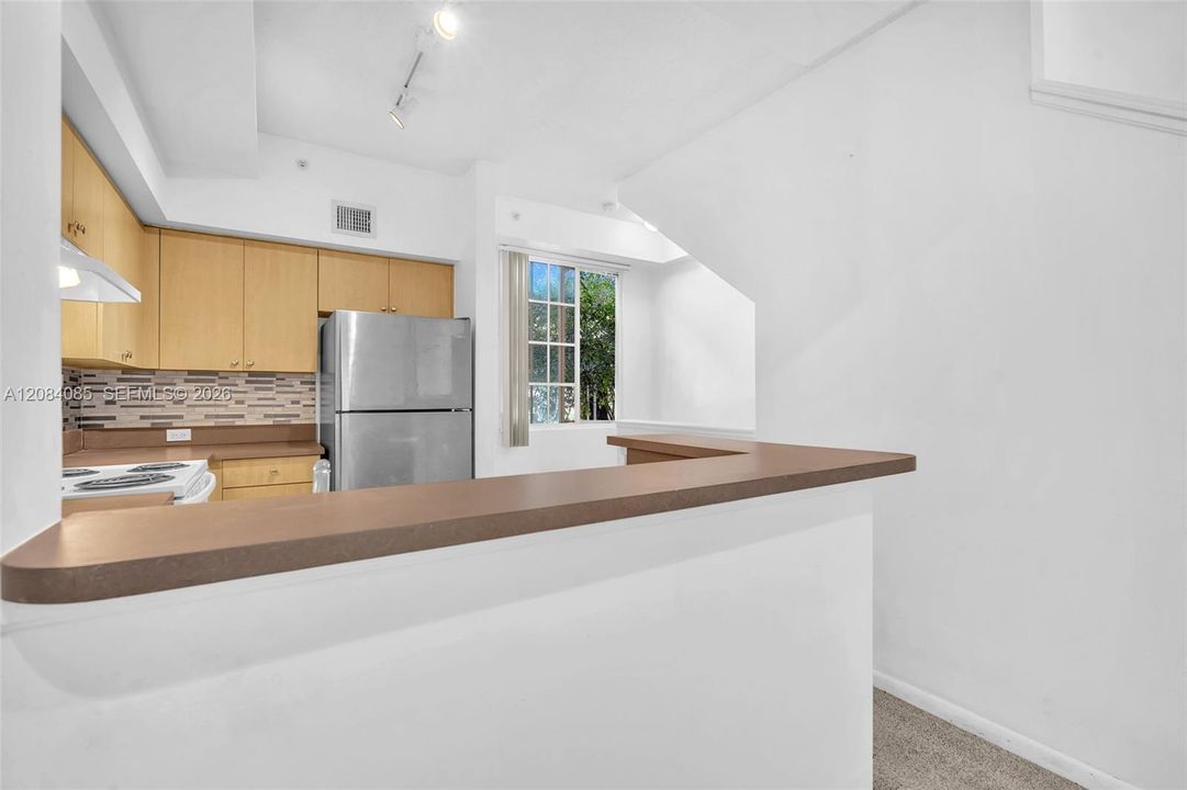 For Sale: $289,000 (1 beds, 1 baths, 859 Square Feet)