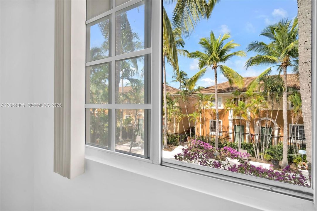 For Sale: $289,000 (1 beds, 1 baths, 859 Square Feet)