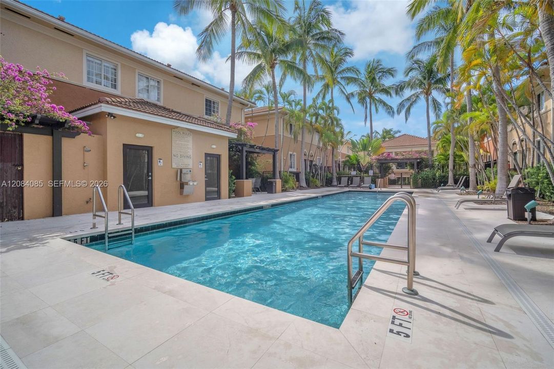 For Sale: $289,000 (1 beds, 1 baths, 859 Square Feet)