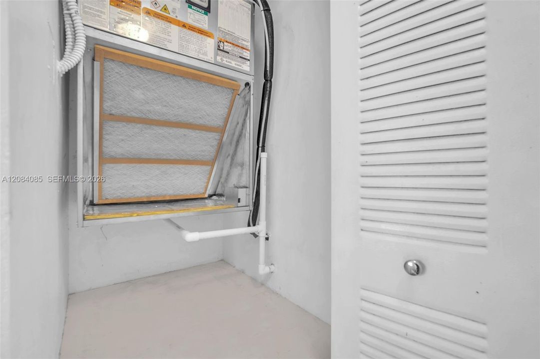 For Sale: $289,000 (1 beds, 1 baths, 859 Square Feet)