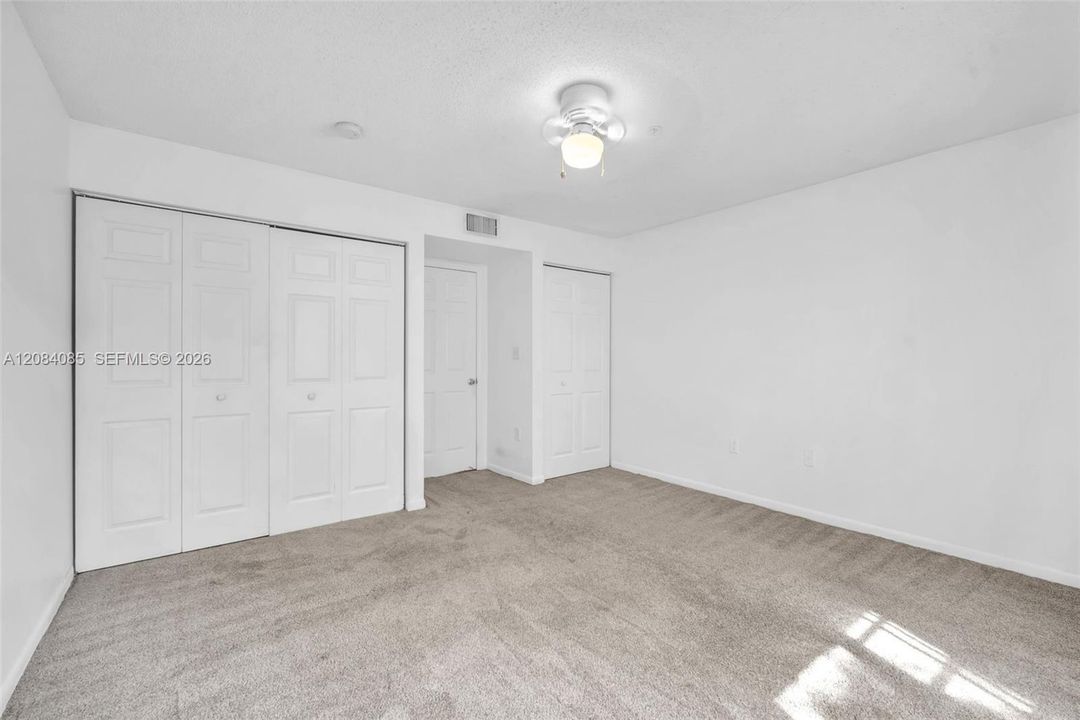 For Sale: $289,000 (1 beds, 1 baths, 859 Square Feet)