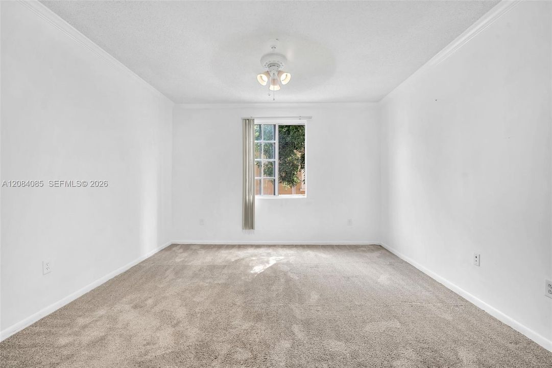For Sale: $289,000 (1 beds, 1 baths, 859 Square Feet)
