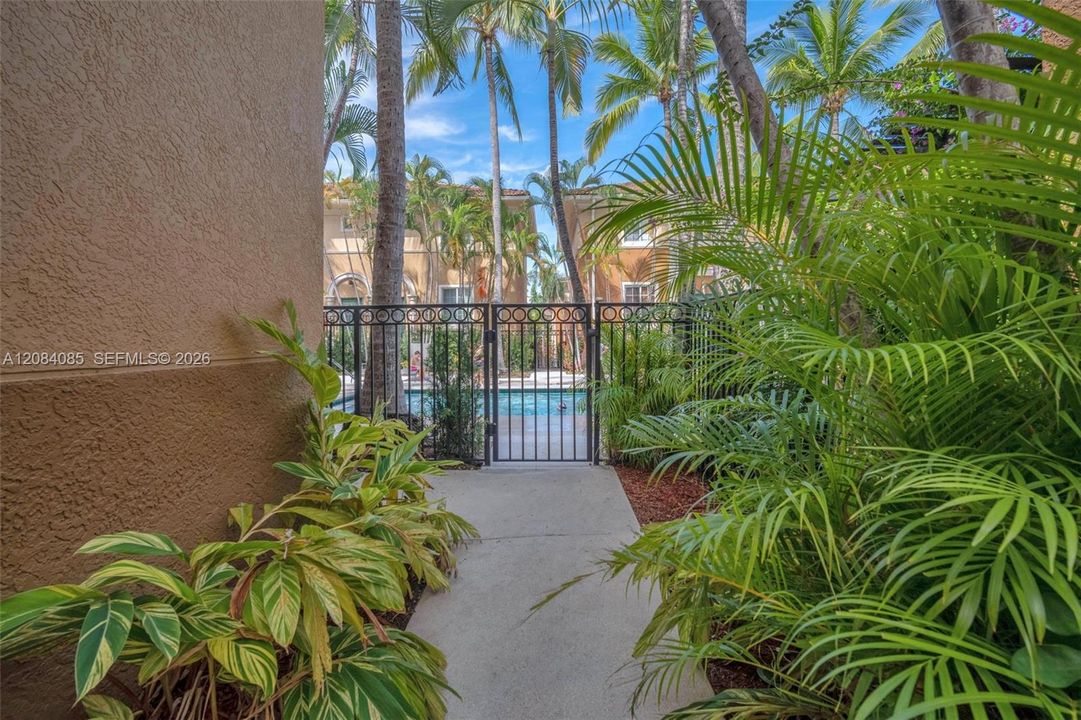 For Sale: $289,000 (1 beds, 1 baths, 859 Square Feet)