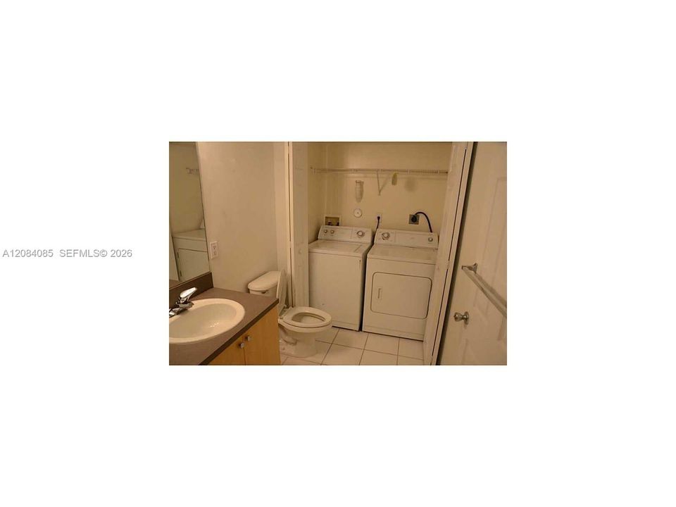 For Sale: $289,000 (1 beds, 1 baths, 859 Square Feet)