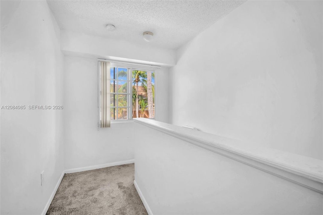 For Sale: $289,000 (1 beds, 1 baths, 859 Square Feet)
