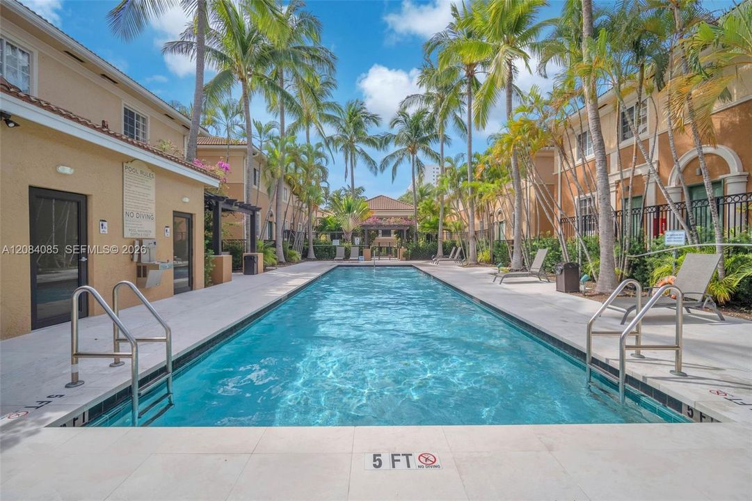 For Sale: $289,000 (1 beds, 1 baths, 859 Square Feet)