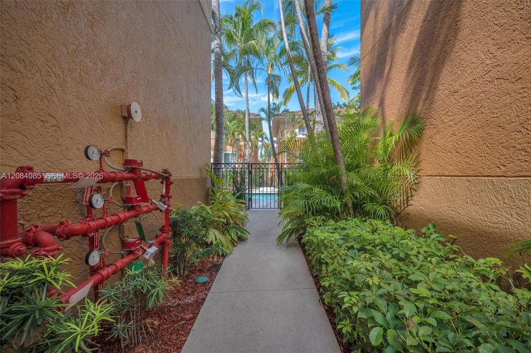 For Sale: $289,000 (1 beds, 1 baths, 859 Square Feet)