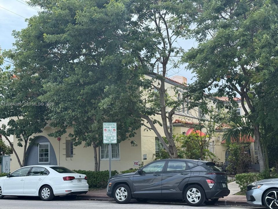 For Rent: $1,900 (1 beds, 1 baths, 404 Square Feet)