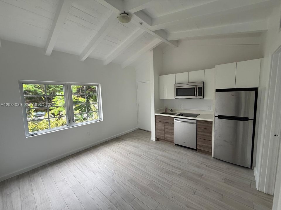 For Rent: $1,900 (1 beds, 1 baths, 404 Square Feet)