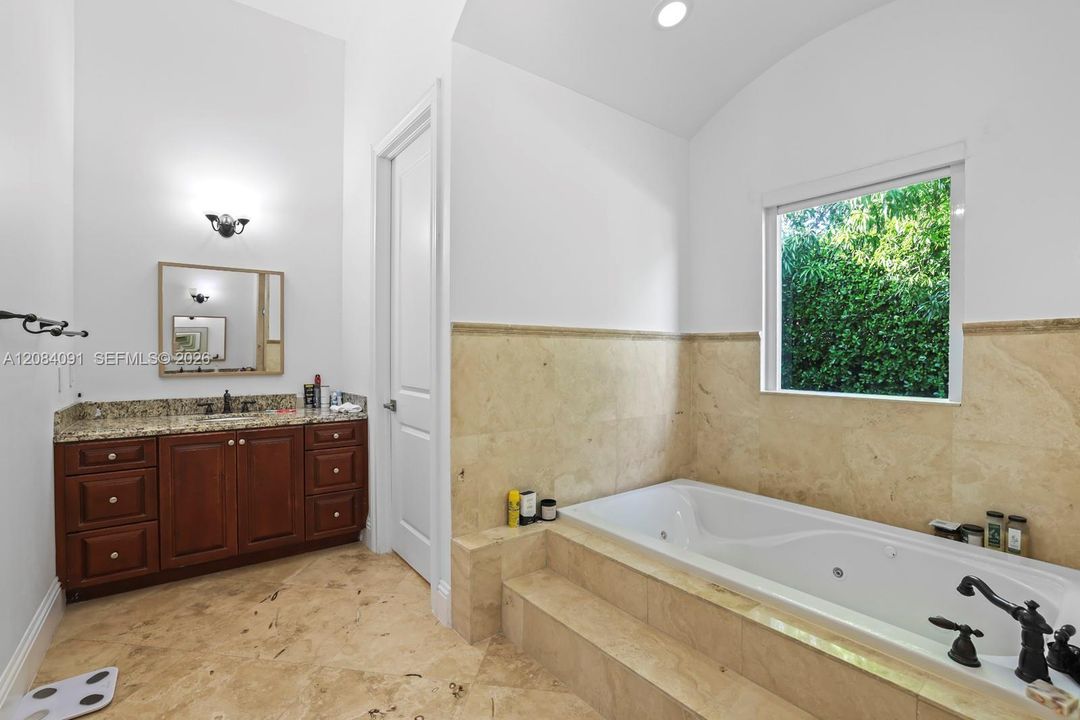 En Venta: $1,800,000 (4 camas, 4 baños, 3651 Pies cuadrados)