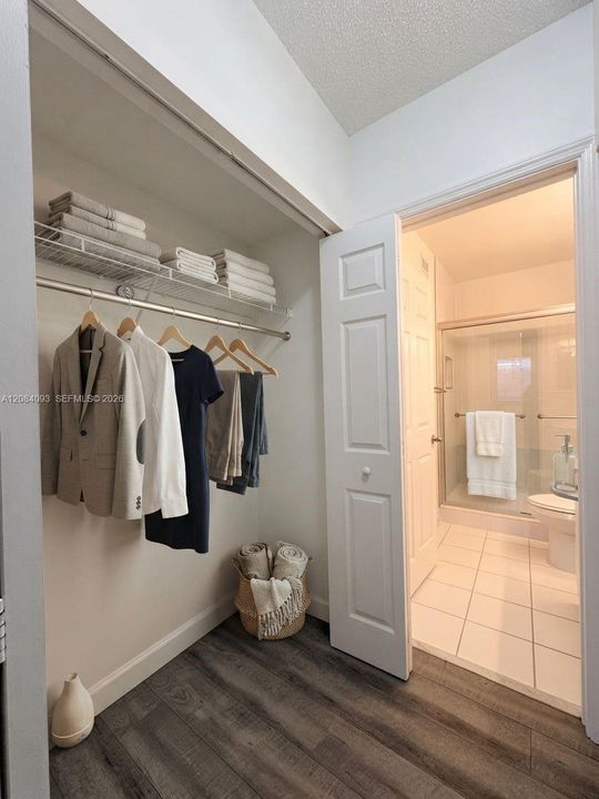 For Sale: $325,000 (2 beds, 2 baths, 977 Square Feet)