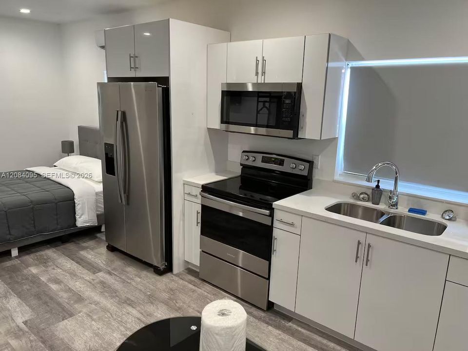 For Rent: $1,800 (1 beds, 1 baths, 350 Square Feet)