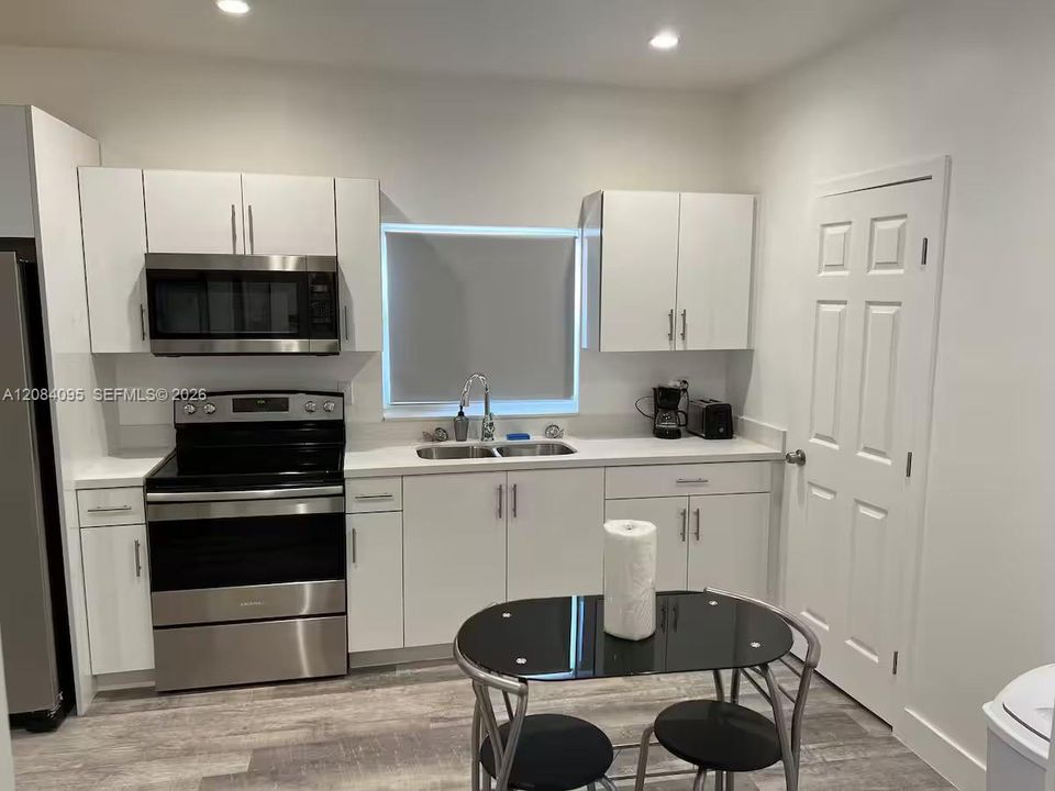 For Rent: $1,800 (1 beds, 1 baths, 350 Square Feet)