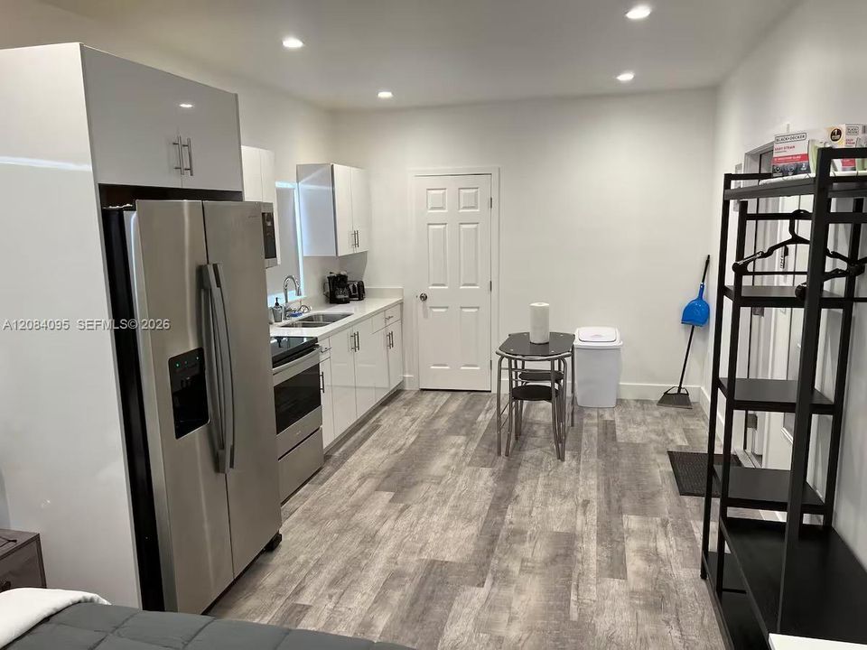 For Rent: $1,800 (1 beds, 1 baths, 350 Square Feet)