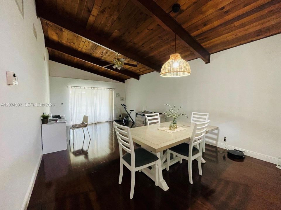 На продажу: $289,900 (2 спален, 2 ванн, 960 Квадратных фут)