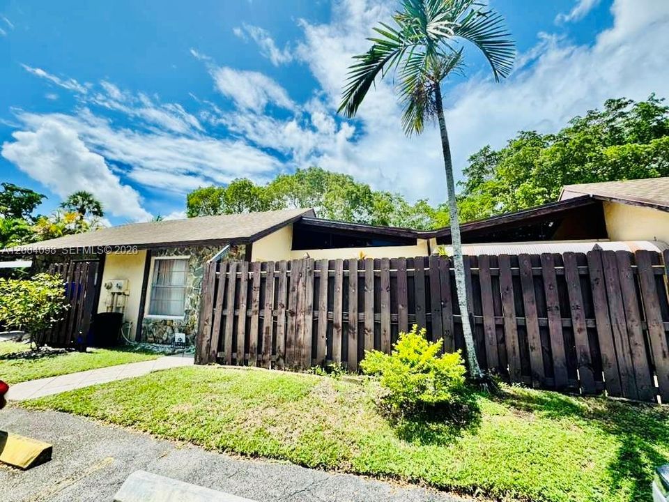 На продажу: $289,900 (2 спален, 2 ванн, 960 Квадратных фут)