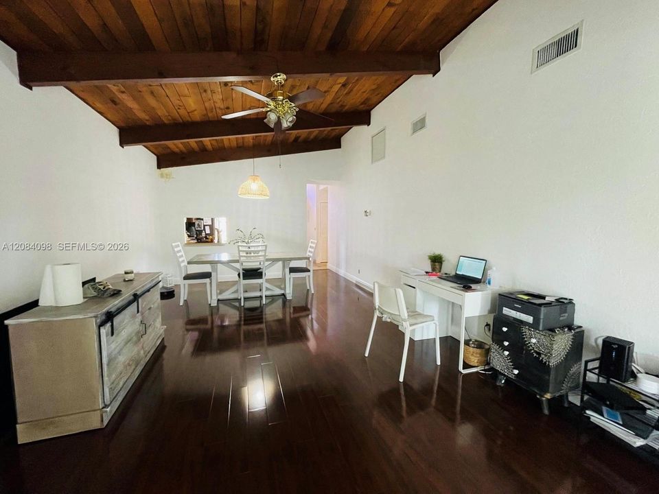 На продажу: $289,900 (2 спален, 2 ванн, 960 Квадратных фут)