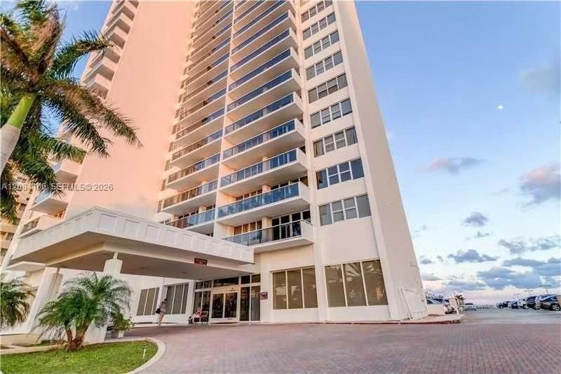 For Rent: $2,300 (1 beds, 1 baths, 570 Square Feet)