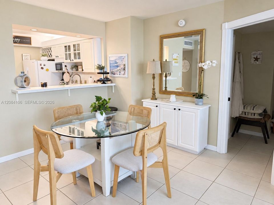 For Rent: $2,300 (1 beds, 1 baths, 570 Square Feet)