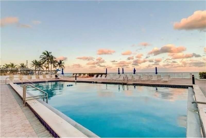For Rent: $2,300 (1 beds, 1 baths, 570 Square Feet)