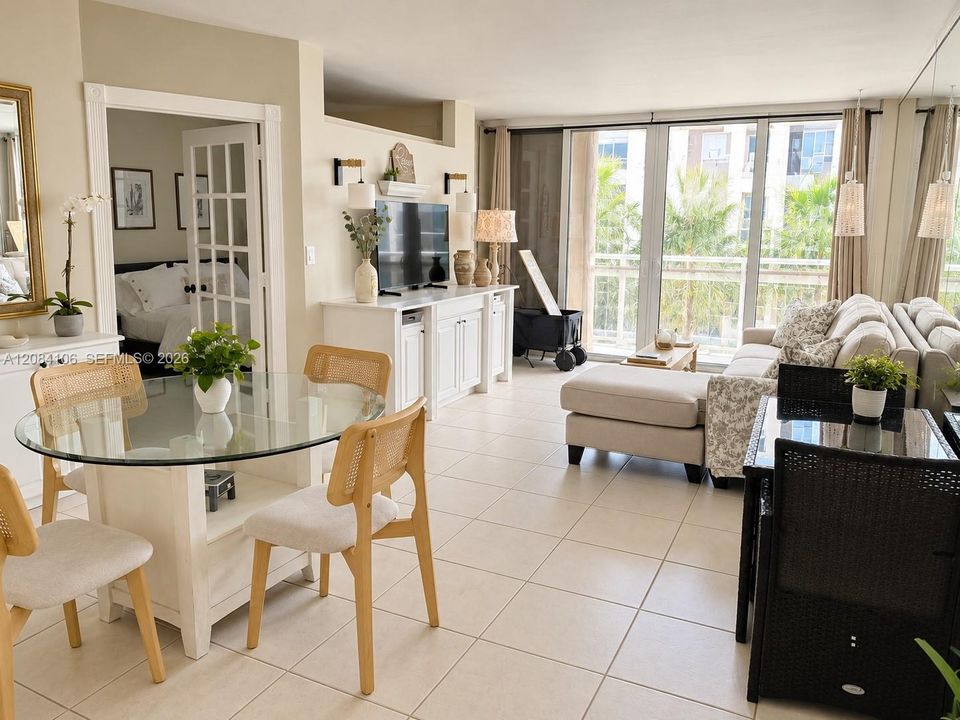 For Rent: $2,300 (1 beds, 1 baths, 570 Square Feet)