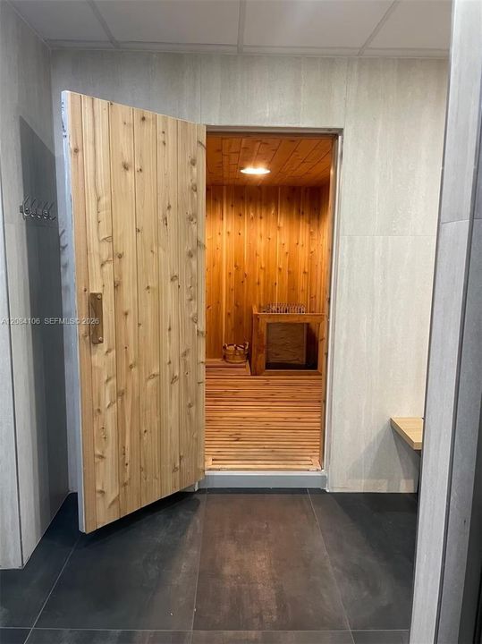 For Rent: $2,300 (1 beds, 1 baths, 570 Square Feet)