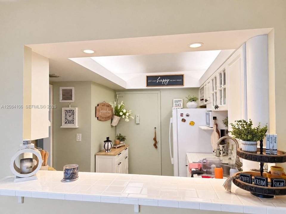For Rent: $2,300 (1 beds, 1 baths, 570 Square Feet)
