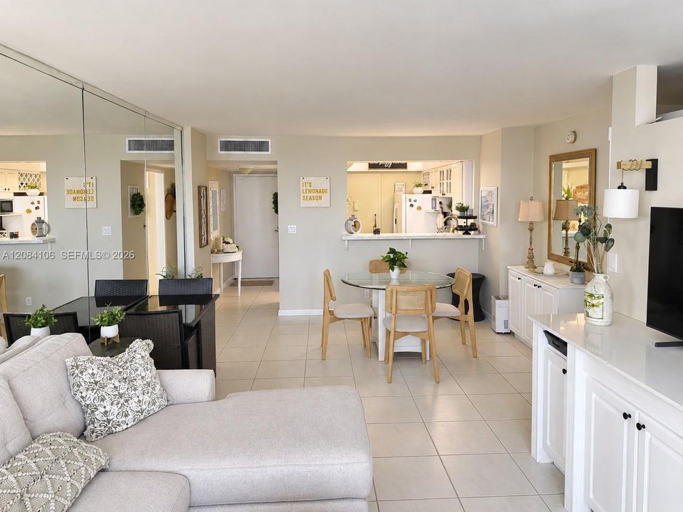 For Rent: $2,300 (1 beds, 1 baths, 570 Square Feet)