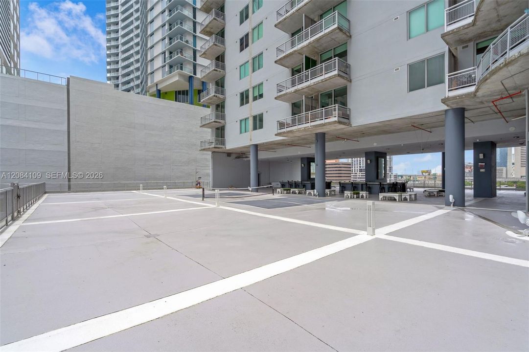 For Rent: $3,200 (0 beds, 1 baths, 727 Square Feet)