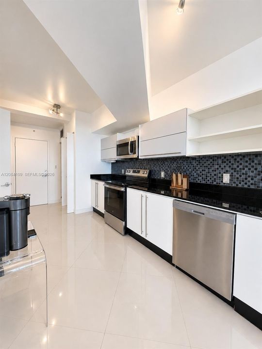 For Rent: $3,200 (0 beds, 1 baths, 727 Square Feet)