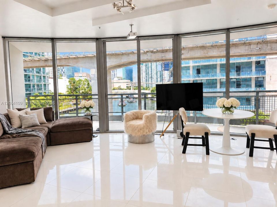 For Rent: $3,200 (0 beds, 1 baths, 727 Square Feet)