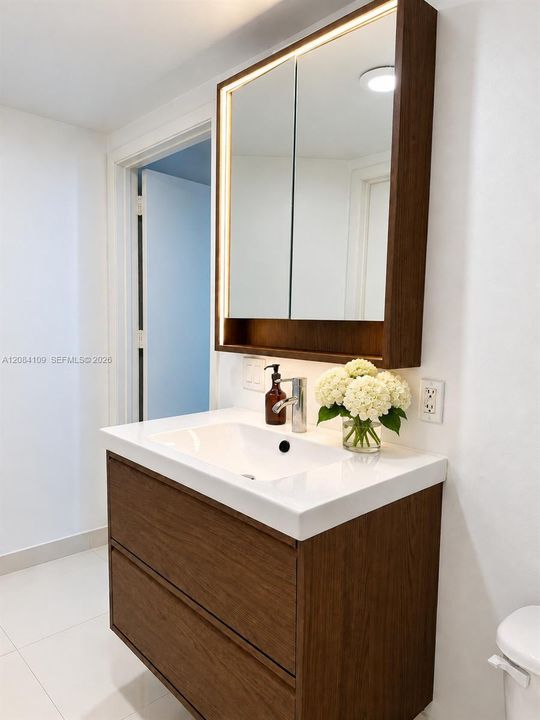 For Rent: $3,200 (0 beds, 1 baths, 727 Square Feet)