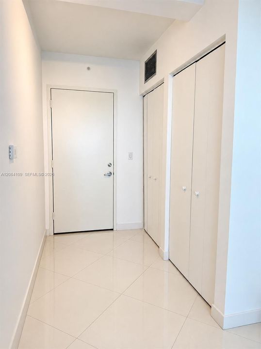 For Rent: $3,200 (0 beds, 1 baths, 727 Square Feet)