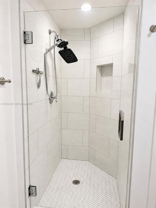 For Rent: $3,200 (0 beds, 1 baths, 727 Square Feet)