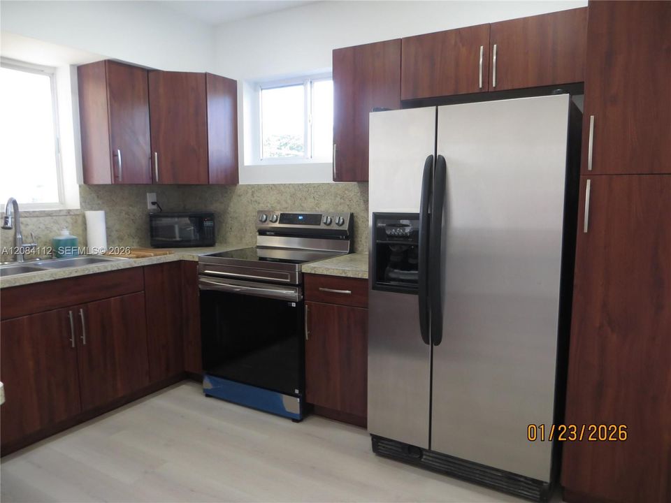 В аренду: $3,700 (3 спален, 1 ванн, 1024 Квадратных фут)