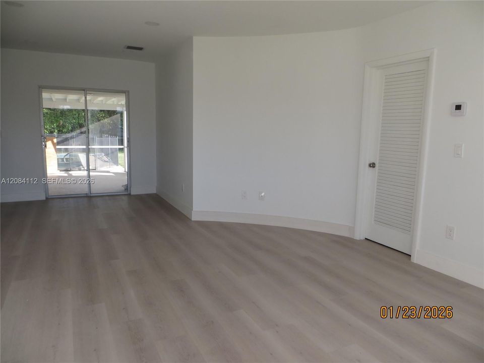 В аренду: $3,700 (3 спален, 1 ванн, 1024 Квадратных фут)