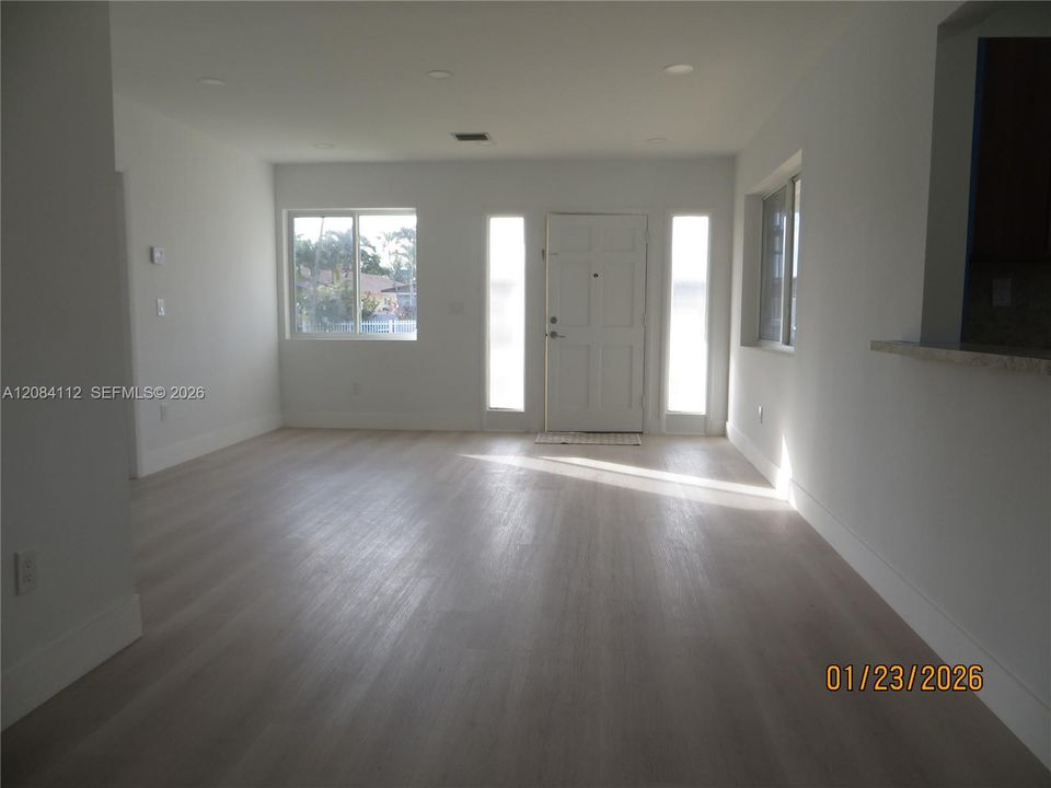 В аренду: $3,700 (3 спален, 1 ванн, 1024 Квадратных фут)