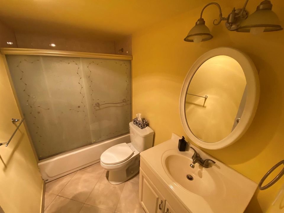 B209-Main Bathroom