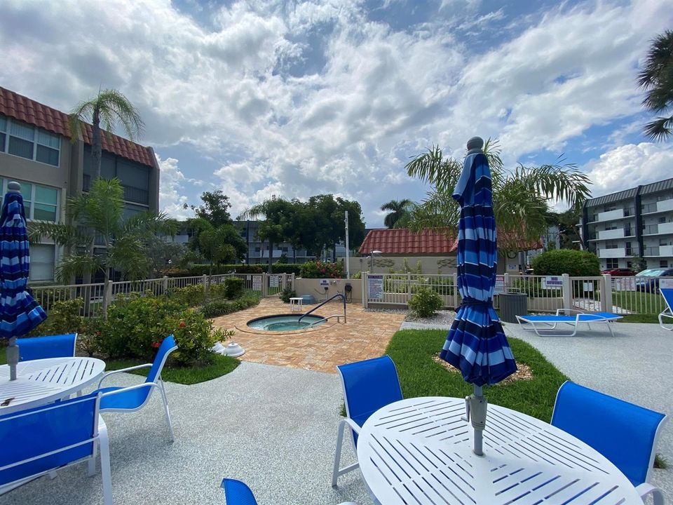 Island Club- Jacuzzi