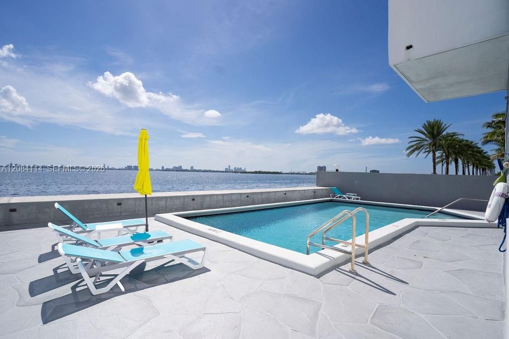 For Rent: $2,600 (1 beds, 1 baths, 877 Square Feet)