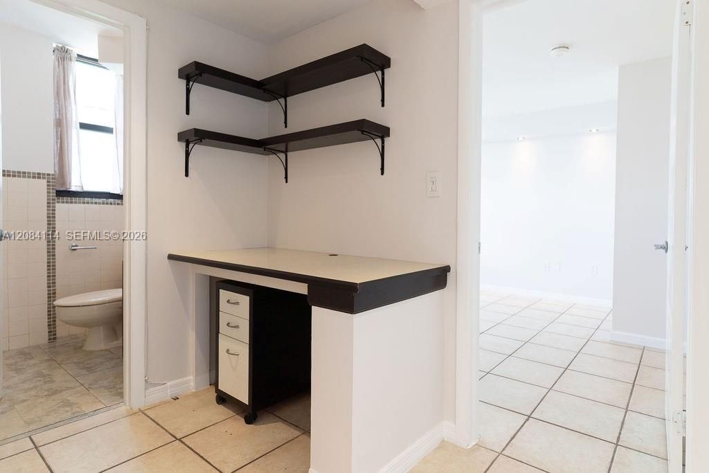 For Rent: $2,600 (1 beds, 1 baths, 877 Square Feet)