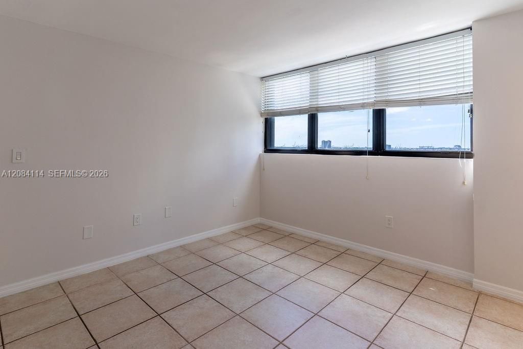For Rent: $2,600 (1 beds, 1 baths, 877 Square Feet)