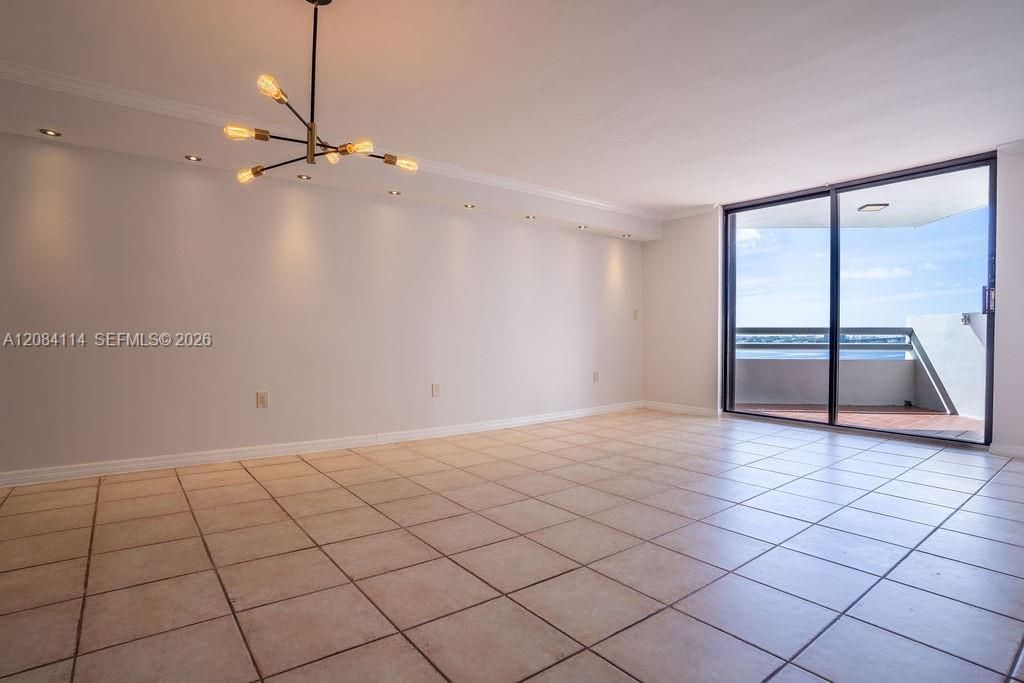 For Rent: $2,600 (1 beds, 1 baths, 877 Square Feet)