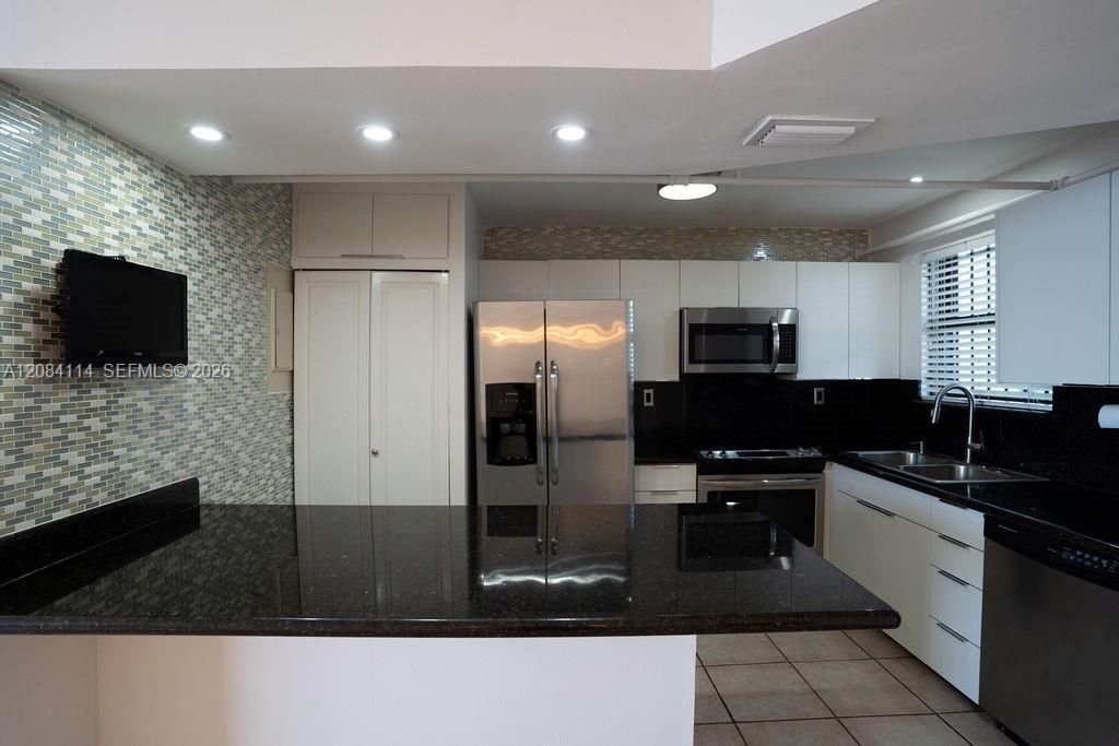 For Rent: $2,600 (1 beds, 1 baths, 877 Square Feet)
