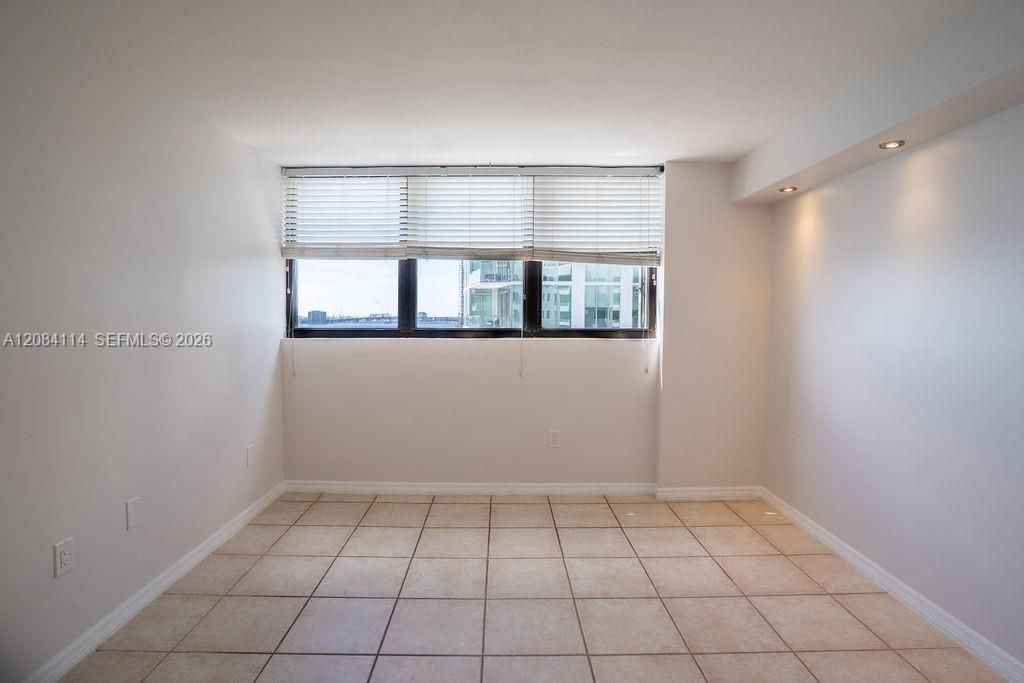 For Rent: $2,600 (1 beds, 1 baths, 877 Square Feet)