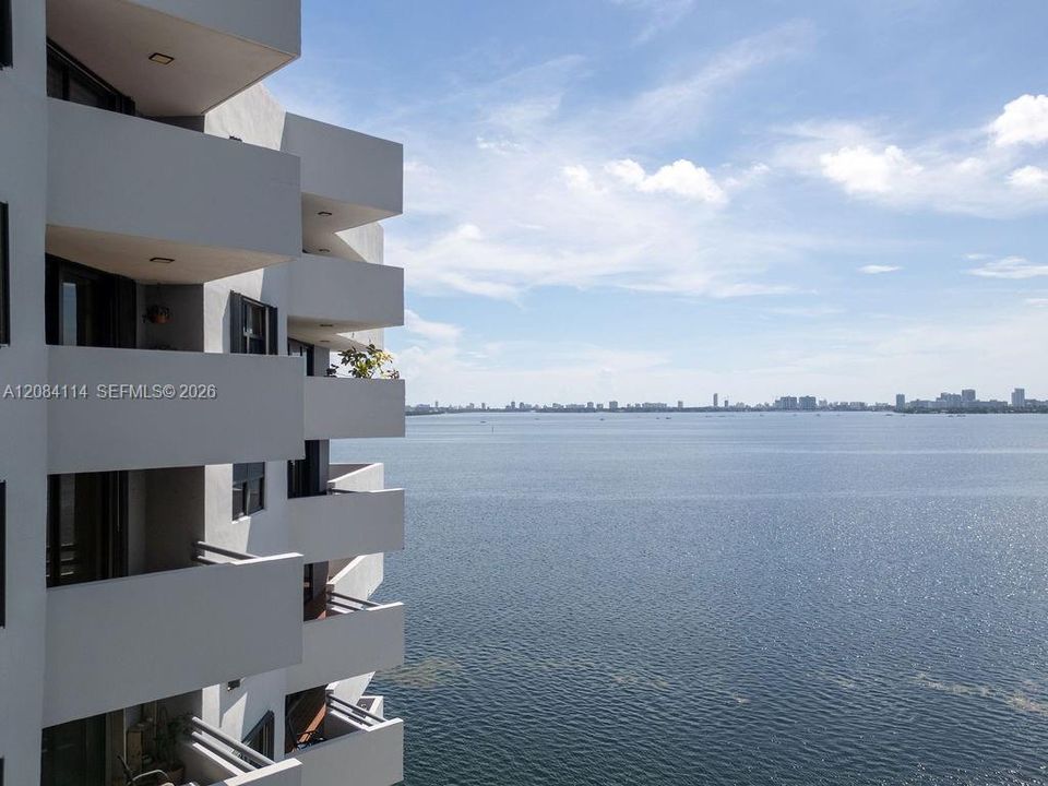 For Rent: $2,600 (1 beds, 1 baths, 877 Square Feet)